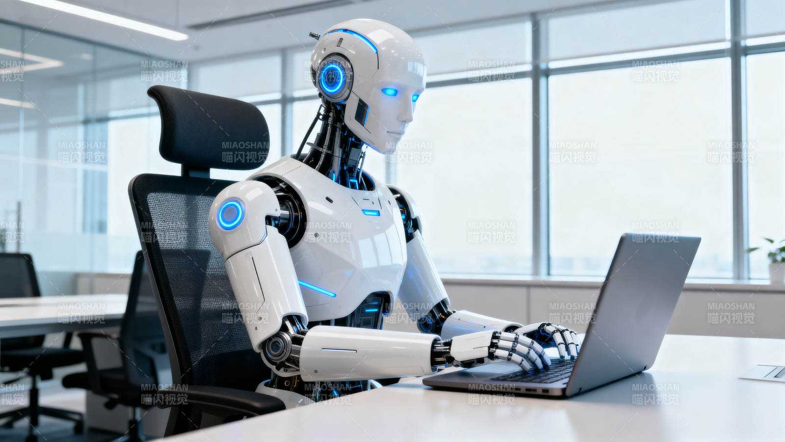 机器人办公使用笔记本电脑图片
