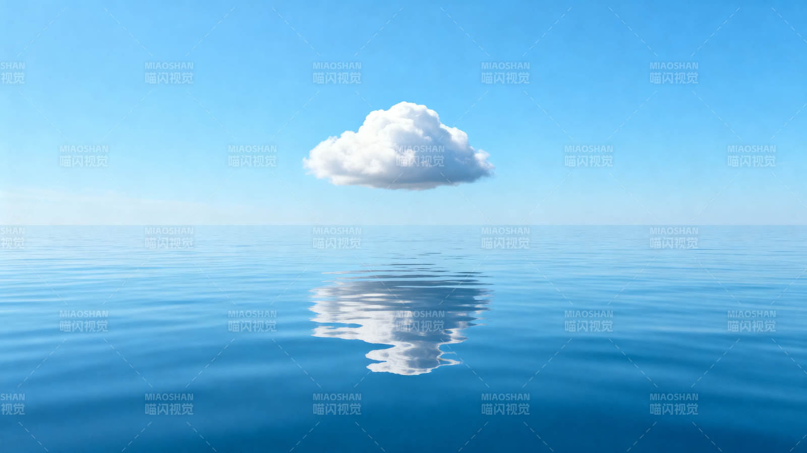 孤独的云与平静海面图片