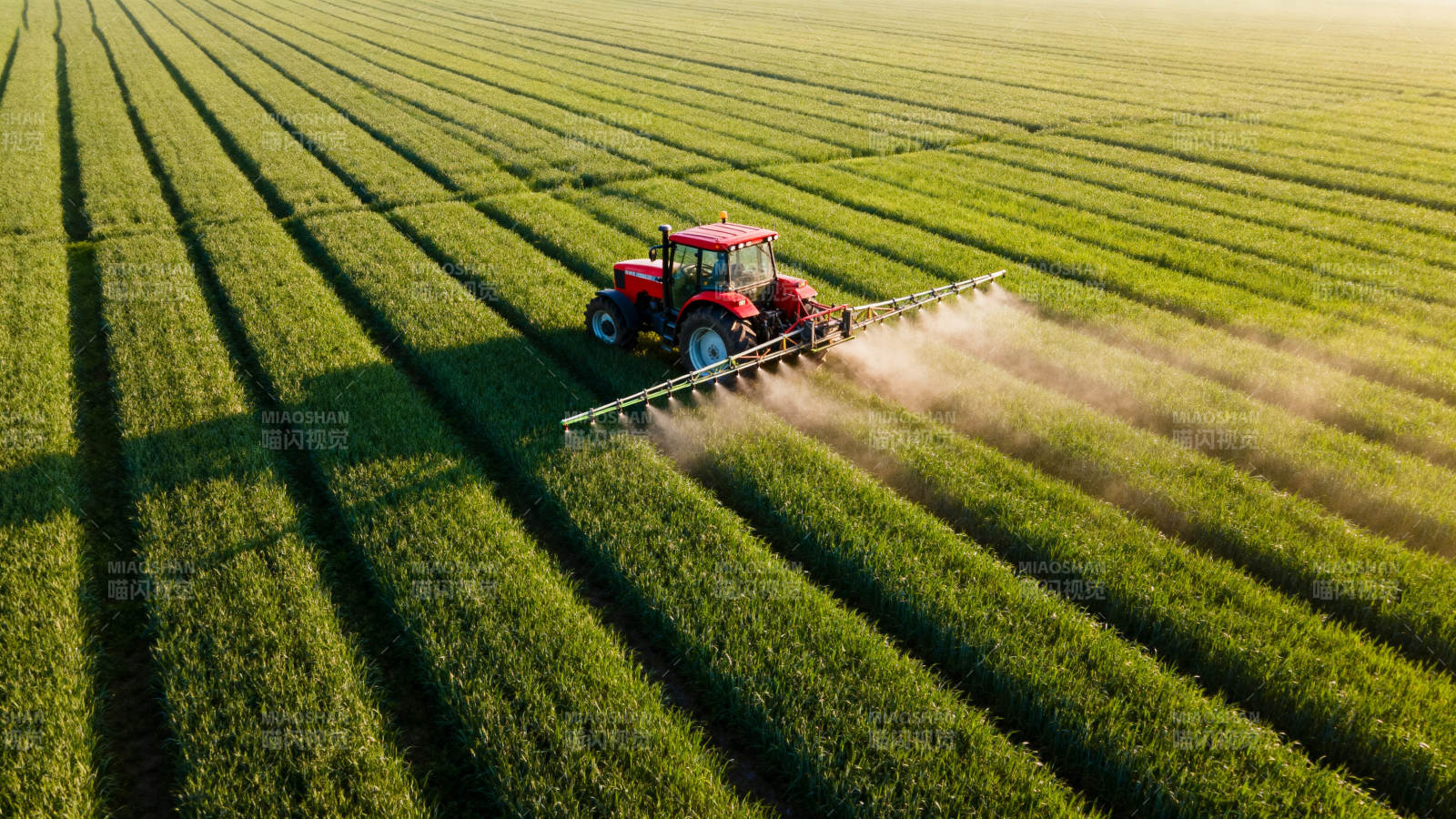 拖拉机田间喷洒作业图片