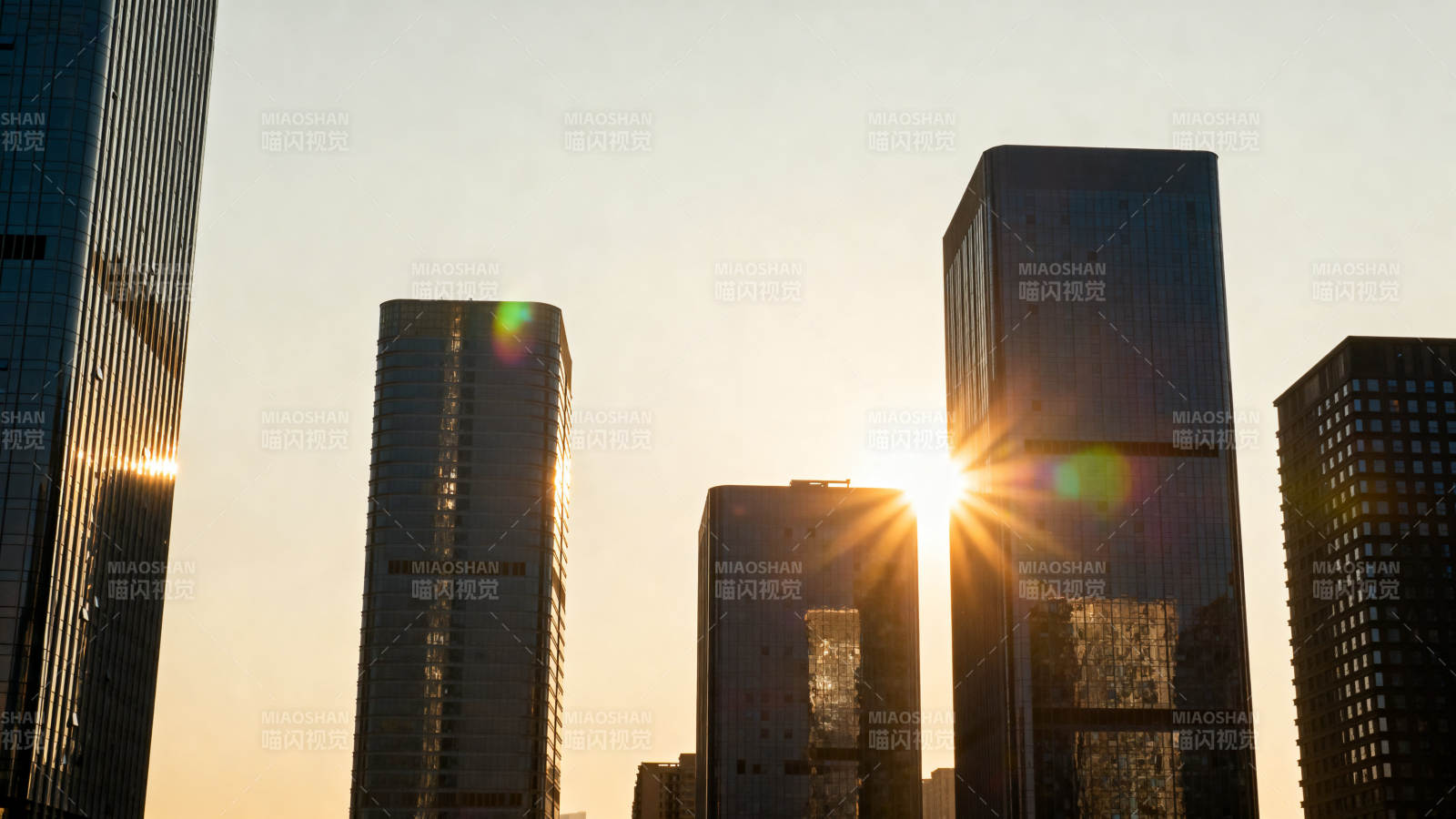 高楼大厦夕阳余晖图片