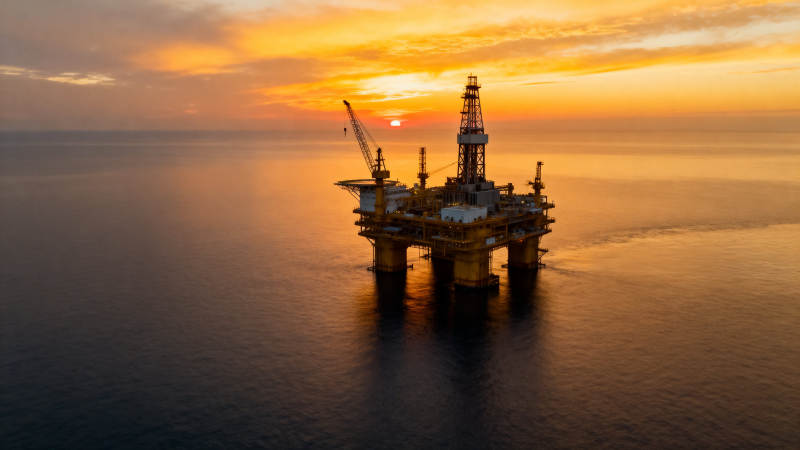 海上石油钻井平台日落图片