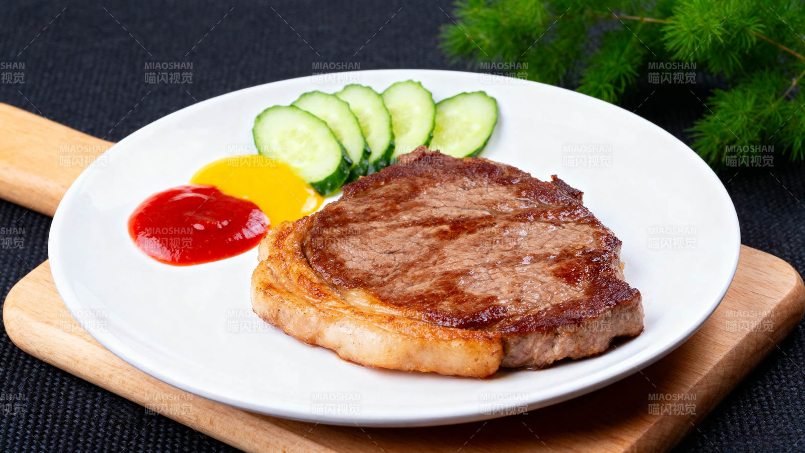 牛排配酱汁和黄瓜片图片
