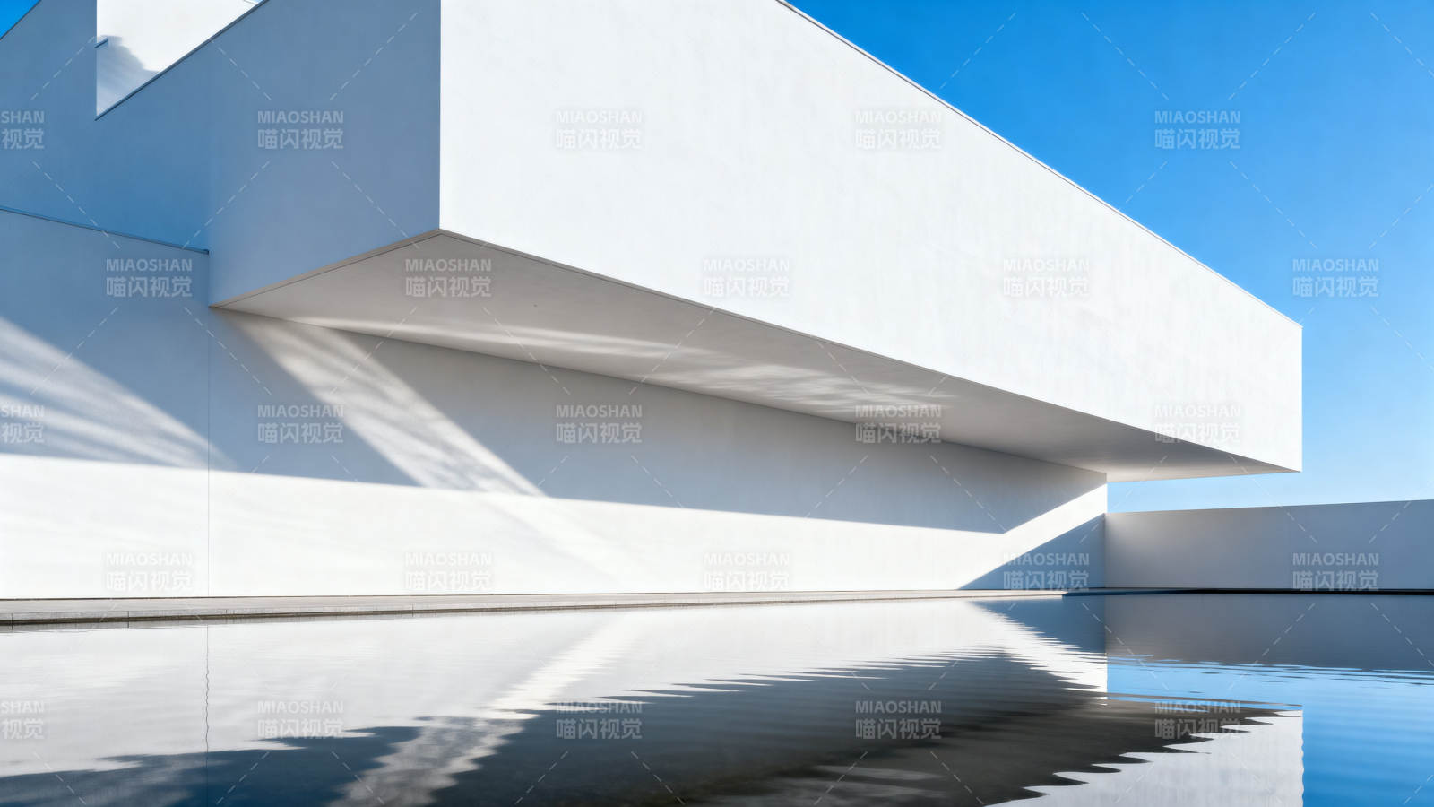 极简白色建筑与水面倒影图片