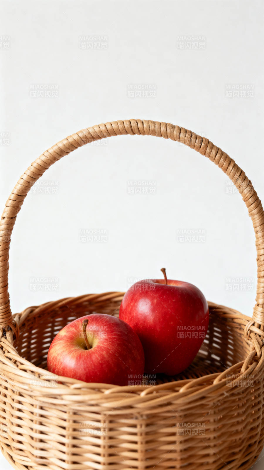红苹果在藤编篮子里图片