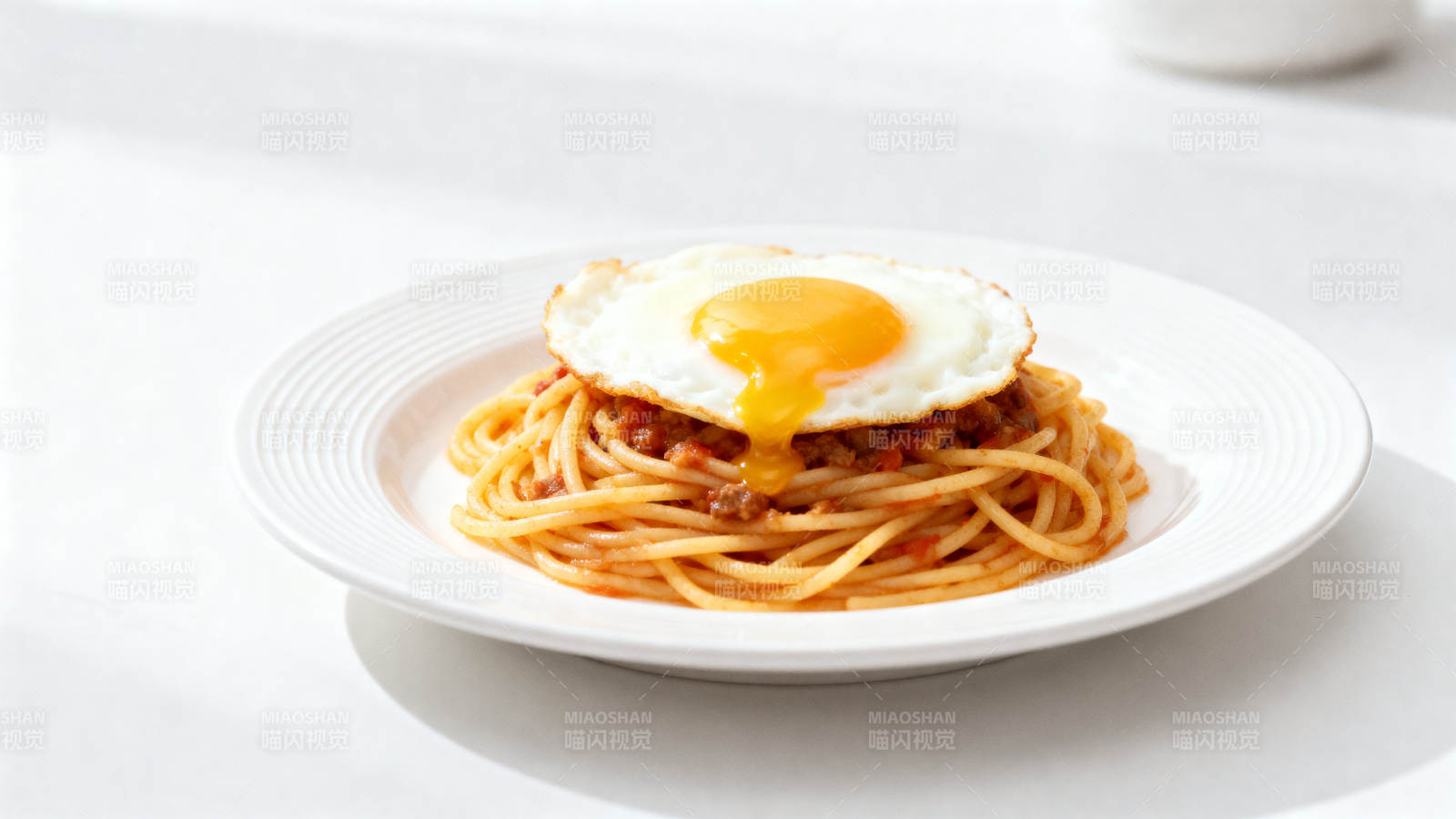 煎蛋肉酱意大利面图片