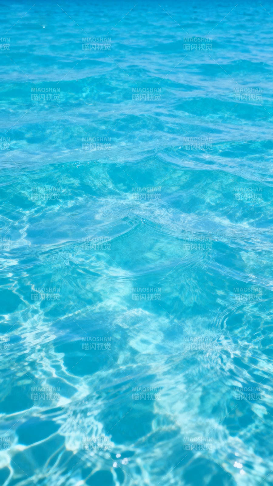 清澈蓝水水面特写图片