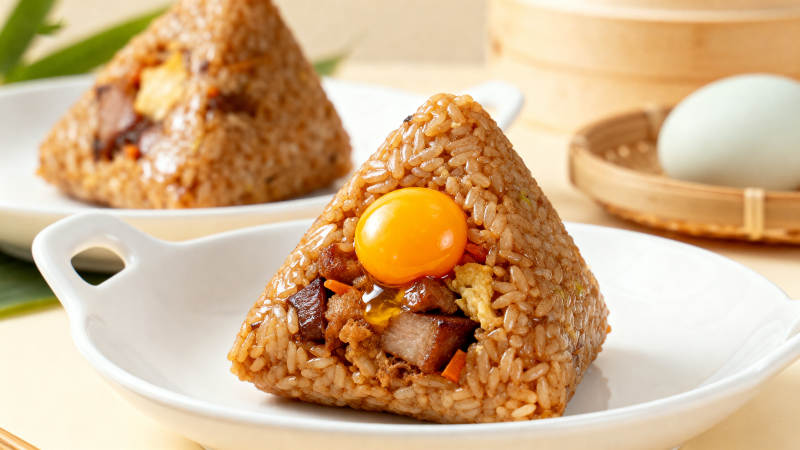 咸蛋黄肉粽特写美食图片