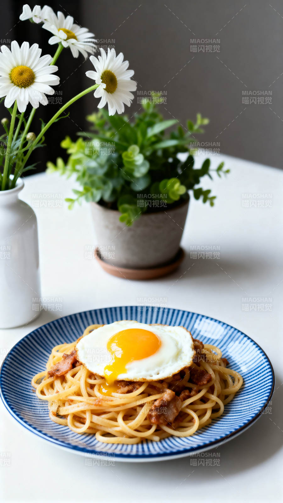意面煎蛋早餐摆盘图片