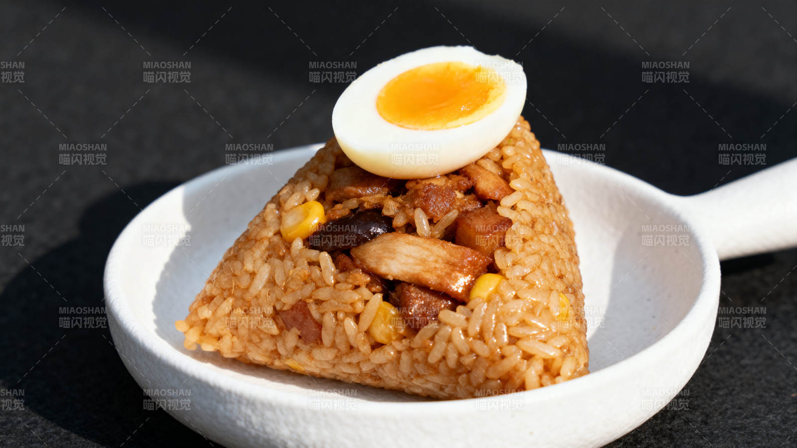卤肉饭团配温泉蛋图片