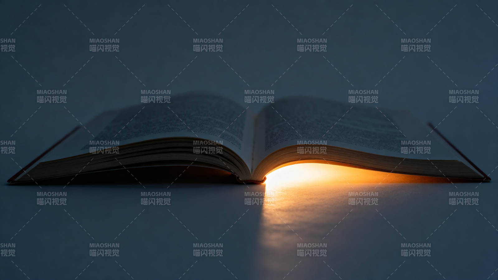 书本中的光图片