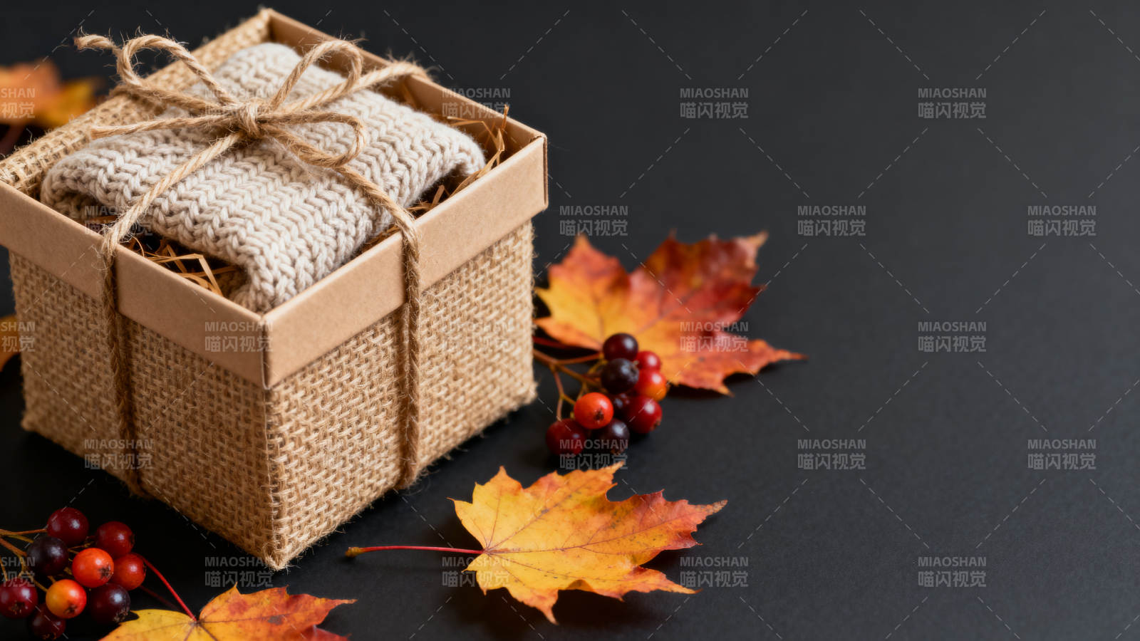 秋季礼物盒与枫叶装饰图片