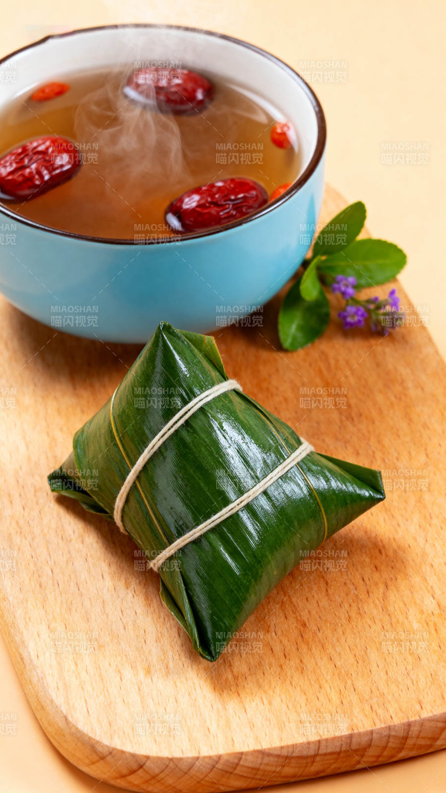端午节粽子与红枣茶图片