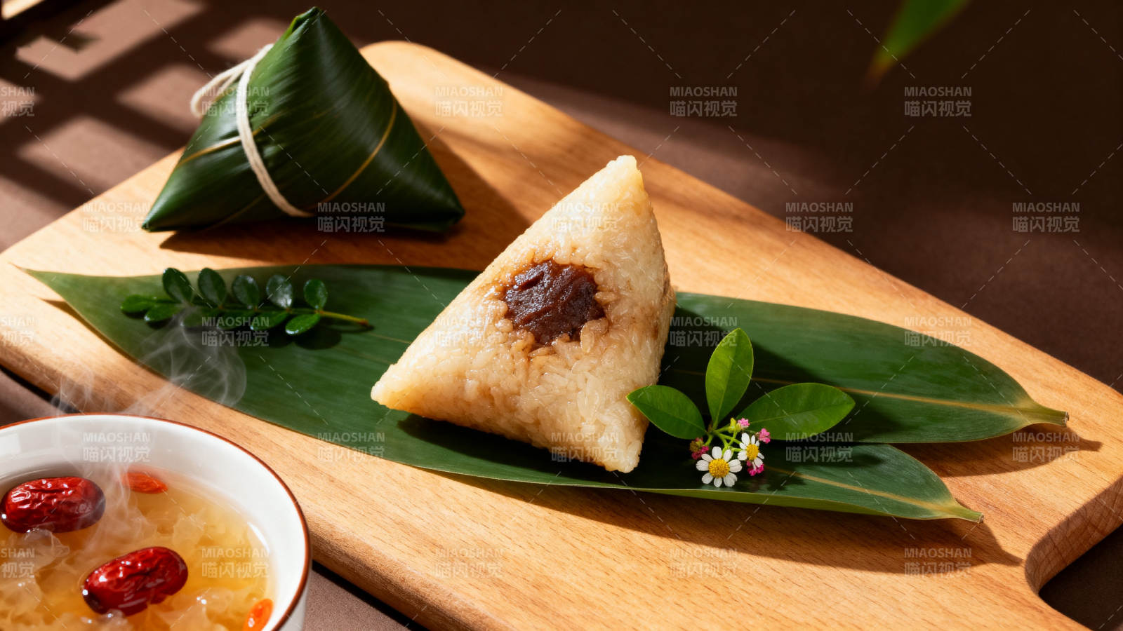 端午节粽子与甜汤图片