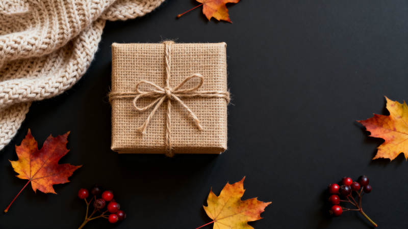 秋季礼物与枫叶装饰图片