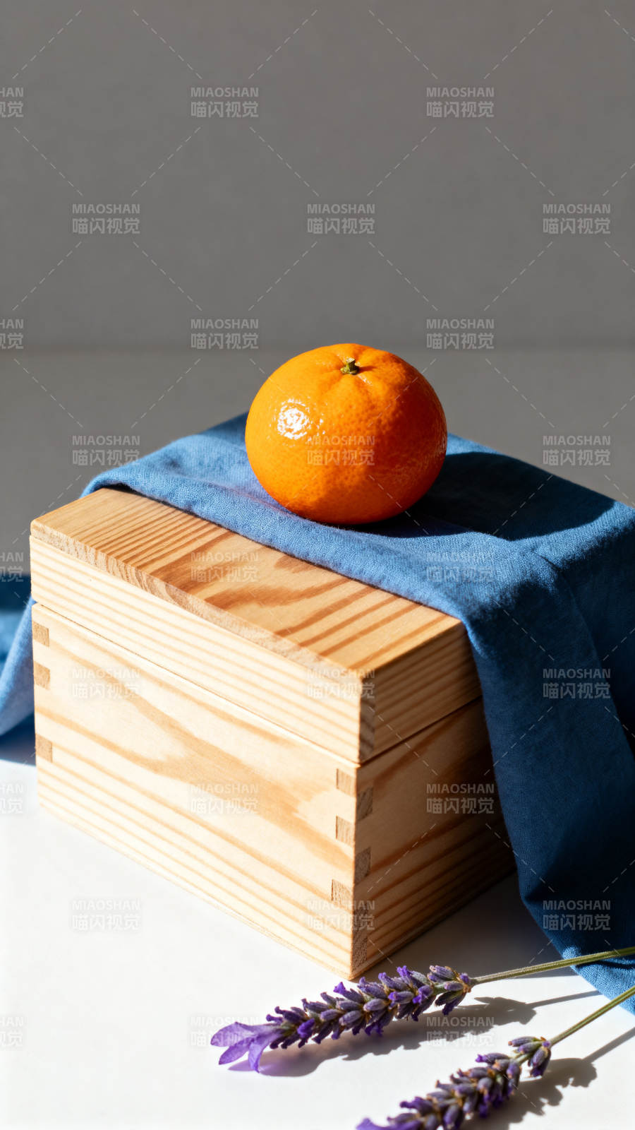 木盒上的橘子与薰衣草图片