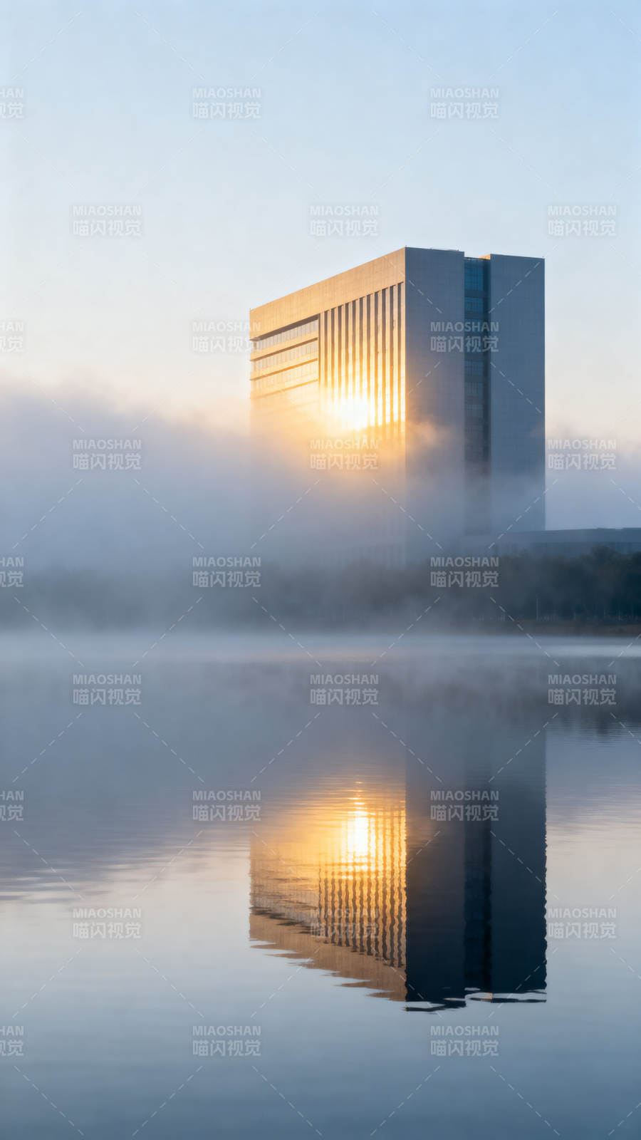 晨雾中的建筑倒影图片