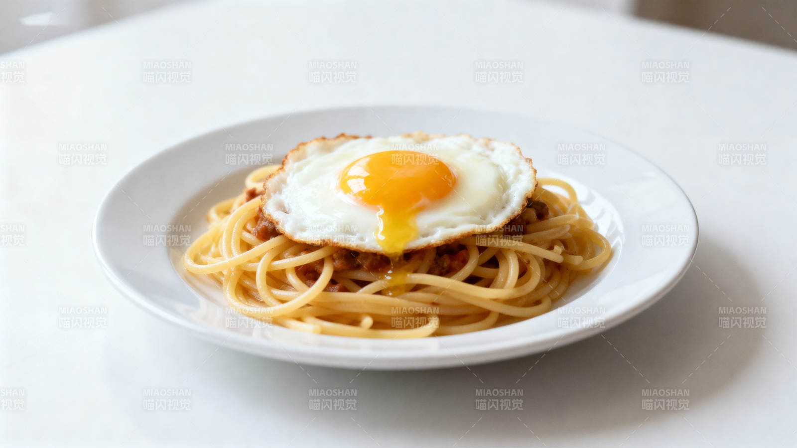 煎蛋意大利面美食特写图片