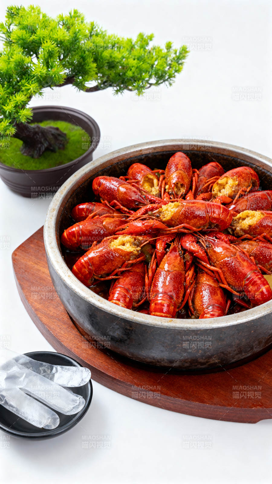 美味小龙虾摆盘特写图片