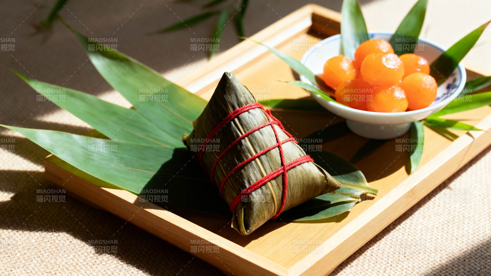 端午粽子与咸蛋黄图片