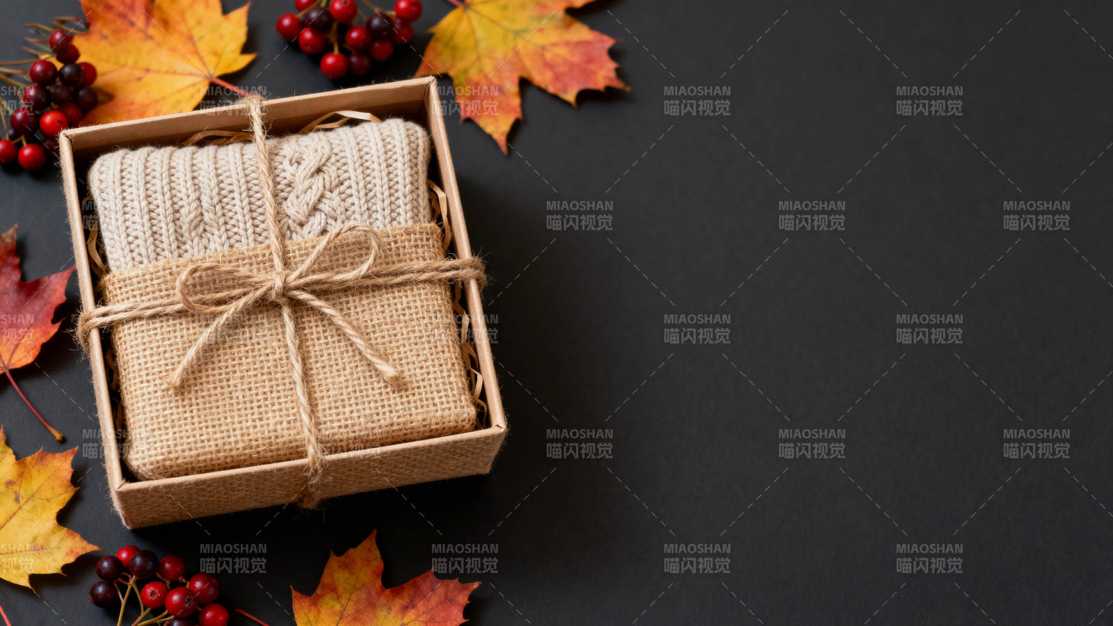 秋季礼物盒与枫叶装饰图片