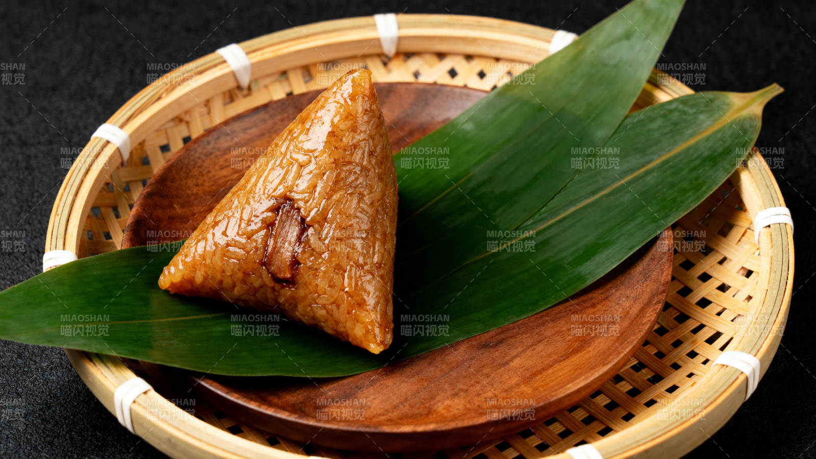 传统美味粽子特写图片