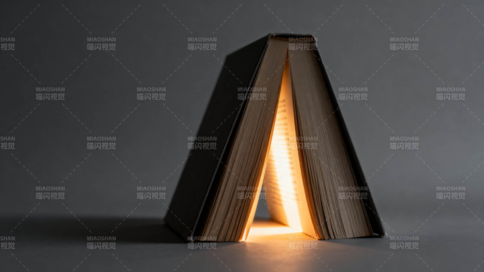 书本中的光艺术装置图片