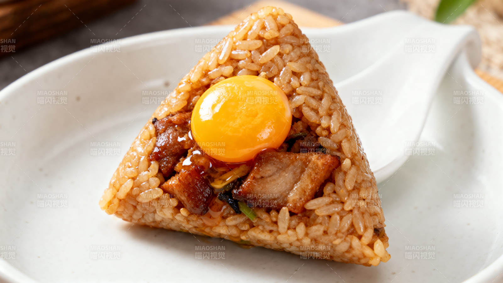 咸蛋黄肉粽特写美食图片