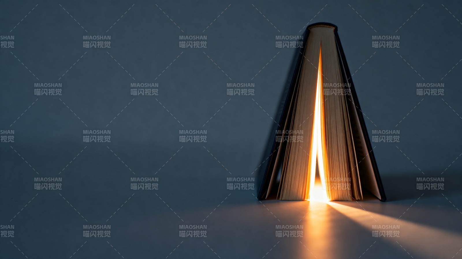 书本中的光之隧道图片