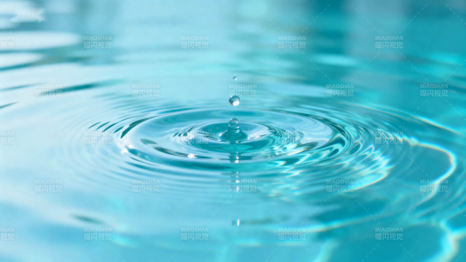 水滴落入水面形成涟漪图片