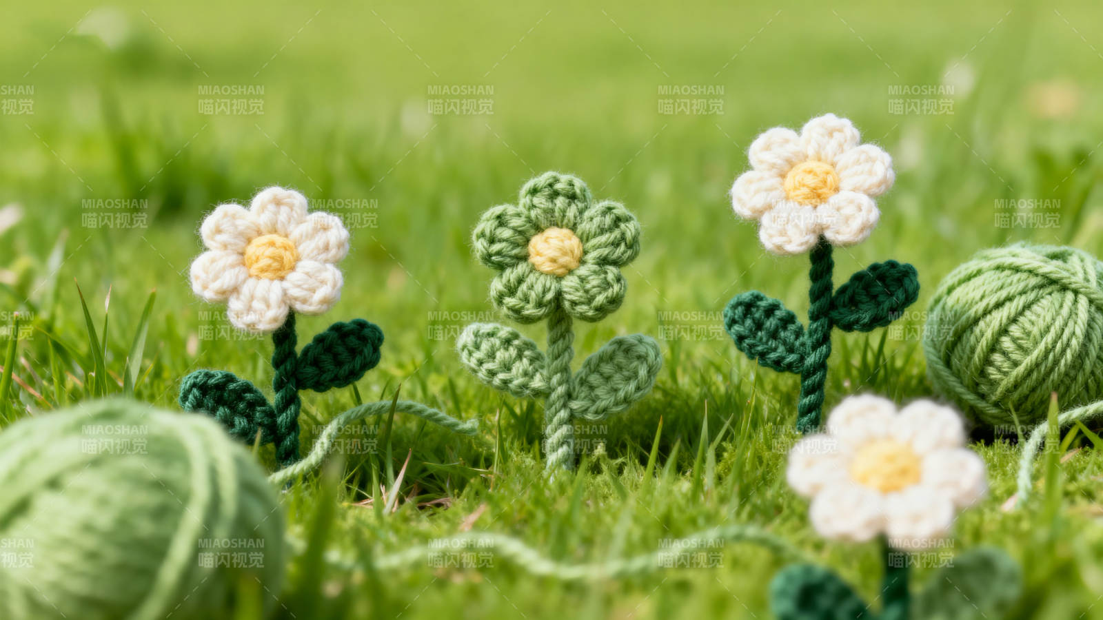 草地上的针织小花图片