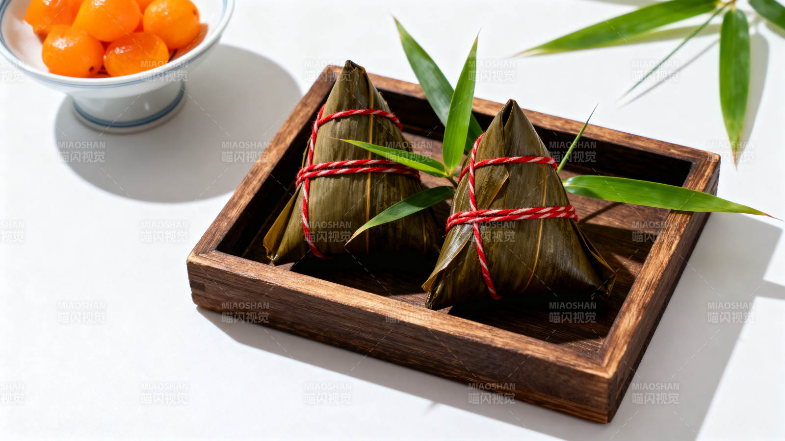 端午节粽子与咸蛋黄图片