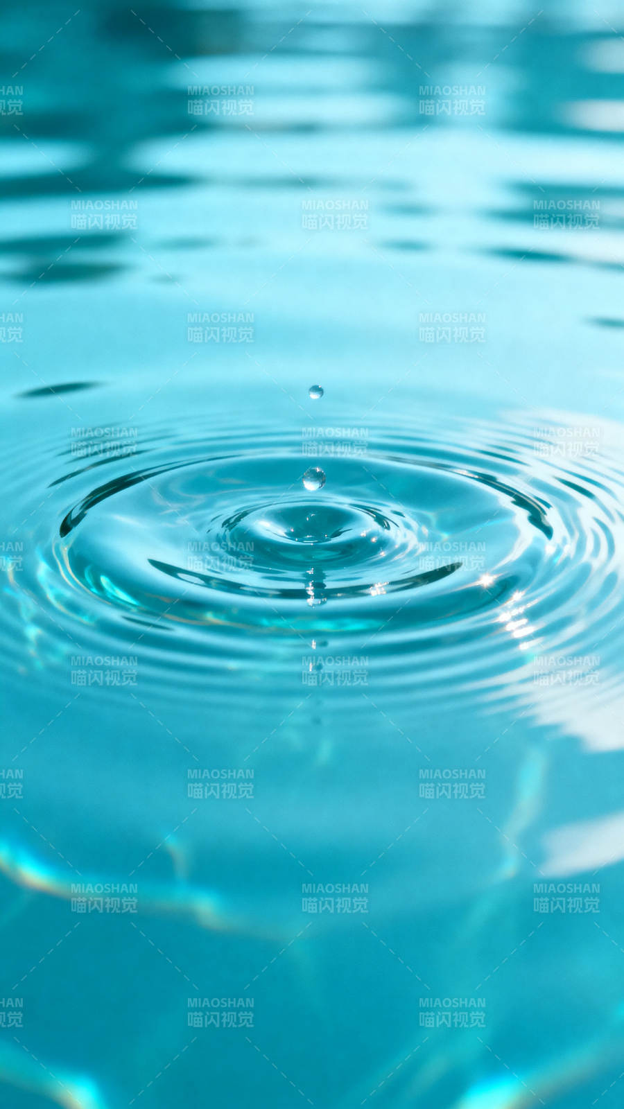 水滴落入水面涟漪图片