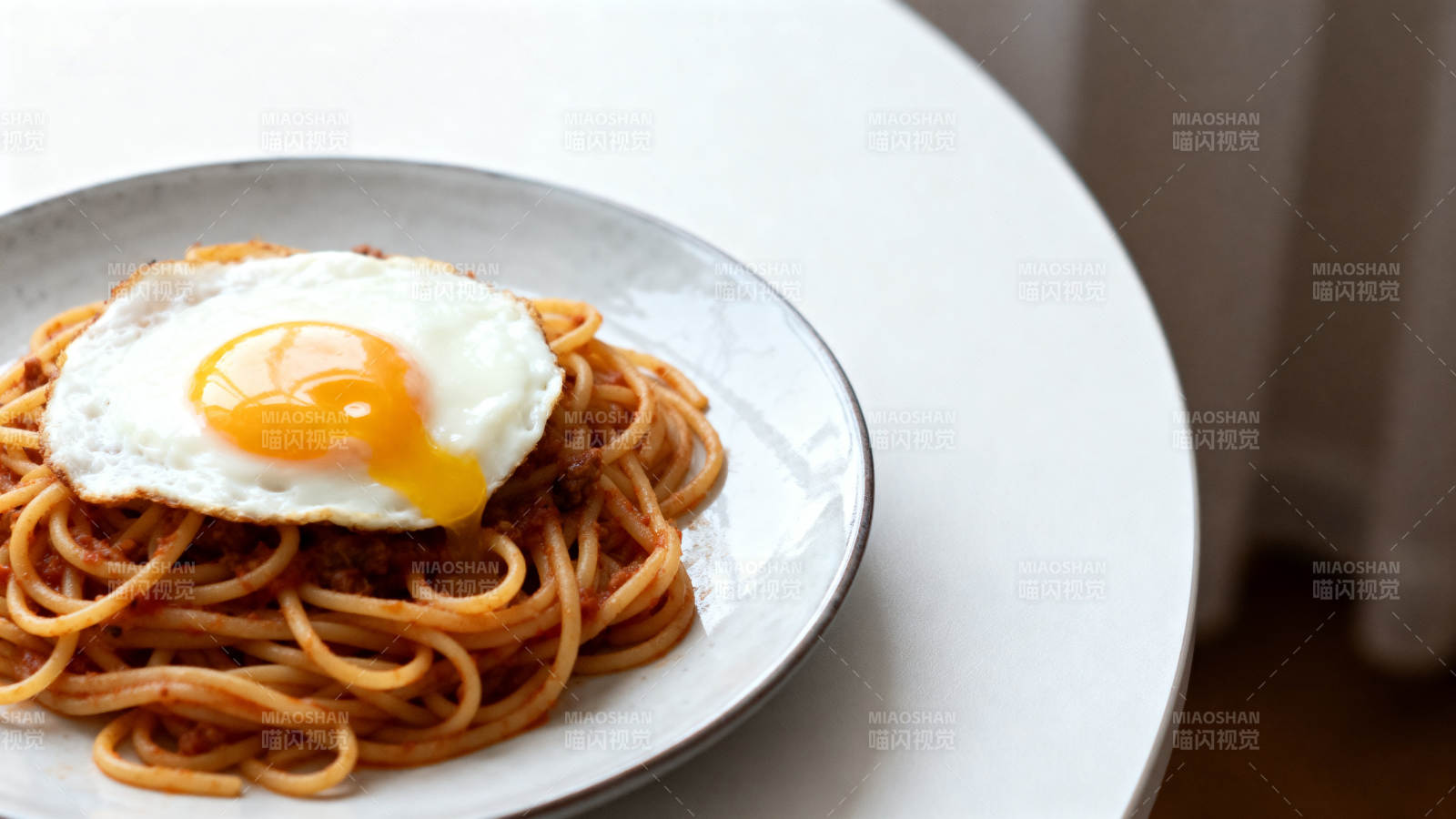 意面煎蛋早餐特写图片