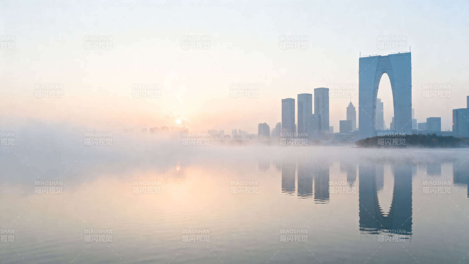 苏州东方之门晨雾美景图片