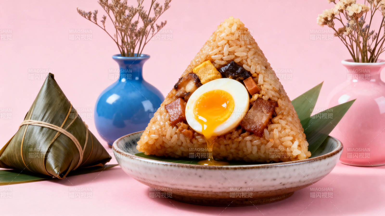 端午节咸蛋黄肉粽特写图片