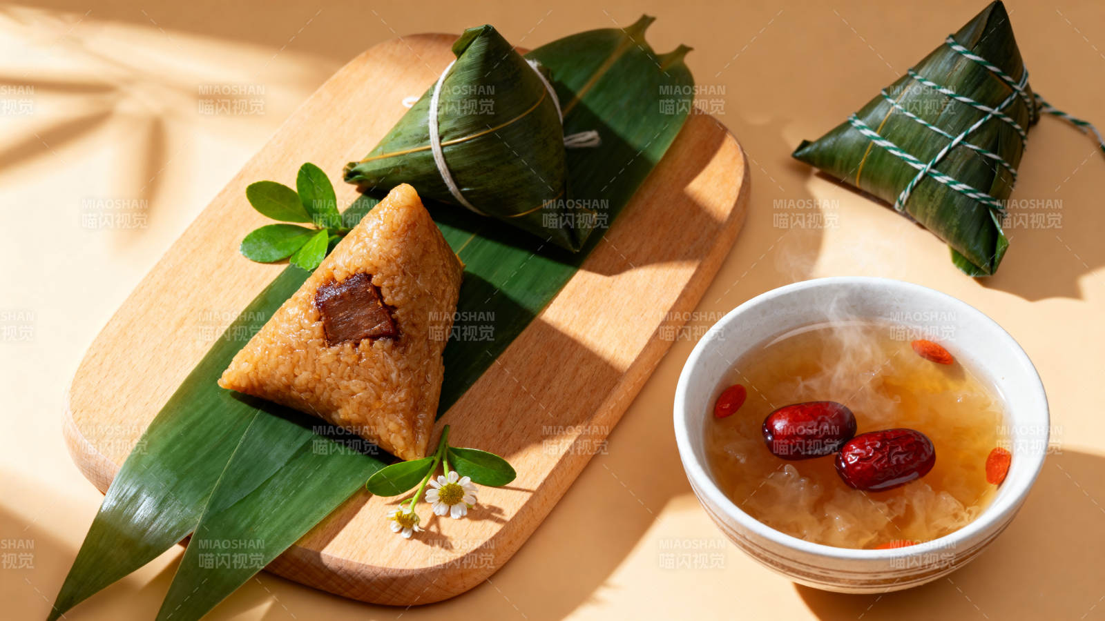 端午节粽子与甜汤图片