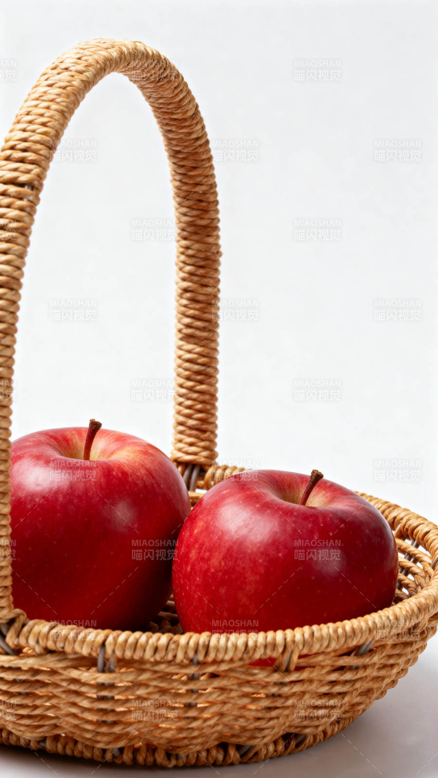 红苹果在藤编篮子里图片