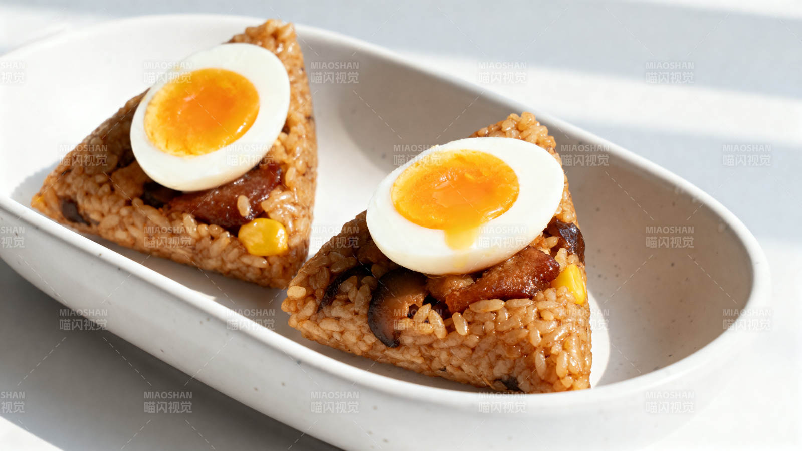 三角饭团配温泉蛋图片