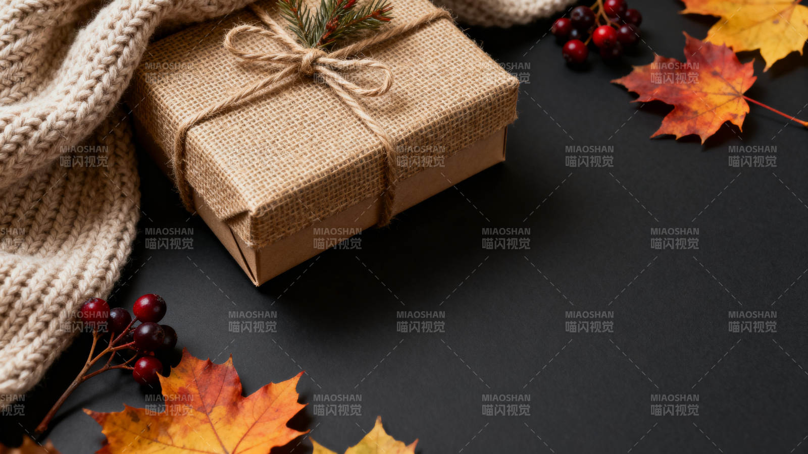 秋季礼物与落叶装饰图片
