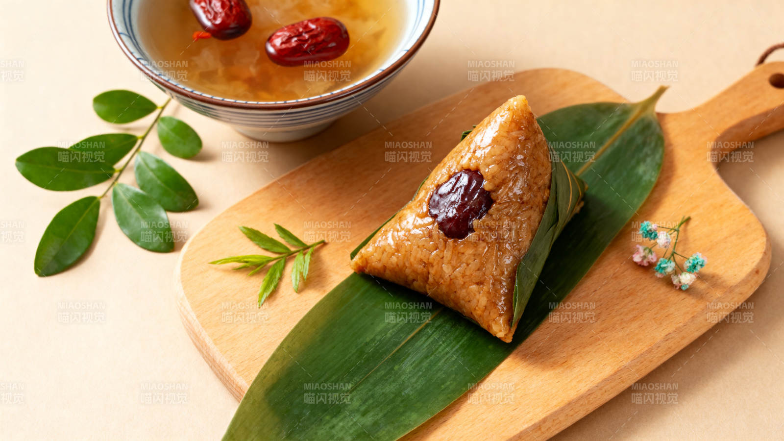 端午节红枣粽子与甜汤图片
