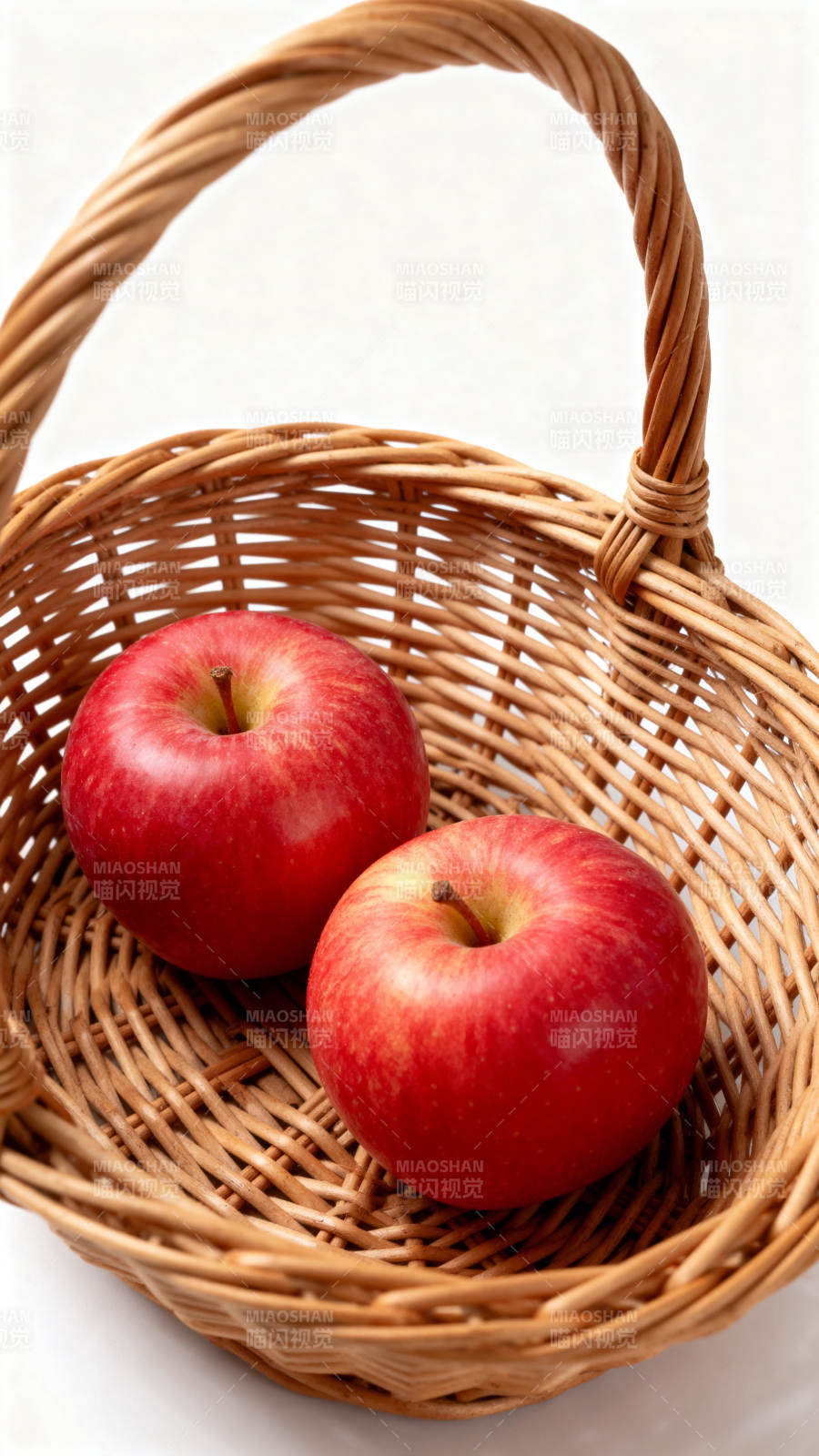 红苹果在柳条篮中图片