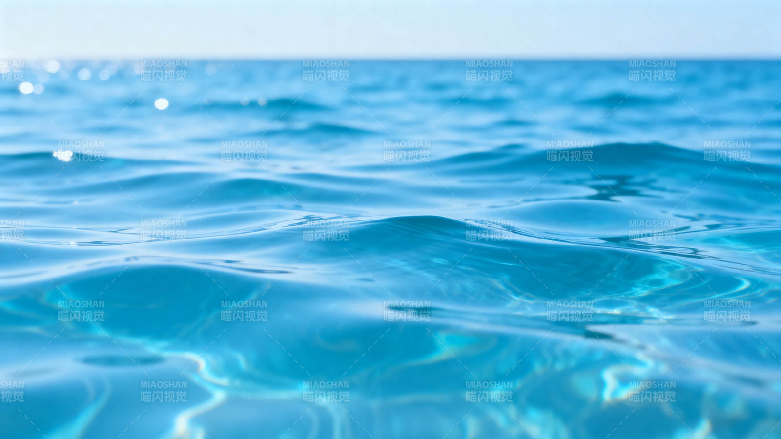 清澈湛蓝的海水波纹图片