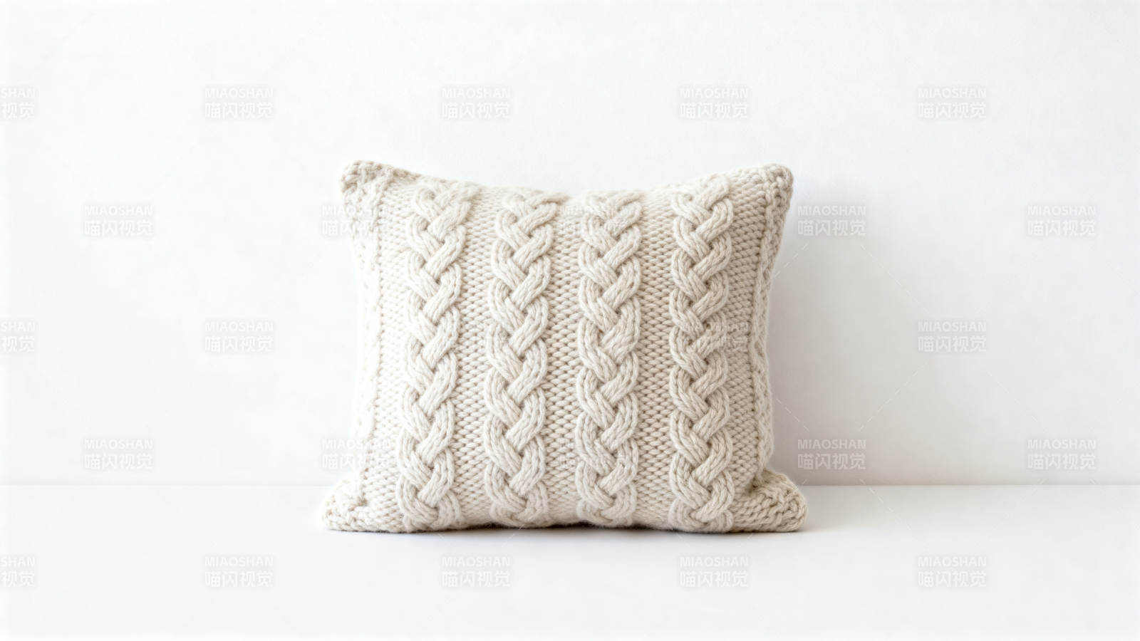米色针织抱枕特写图片