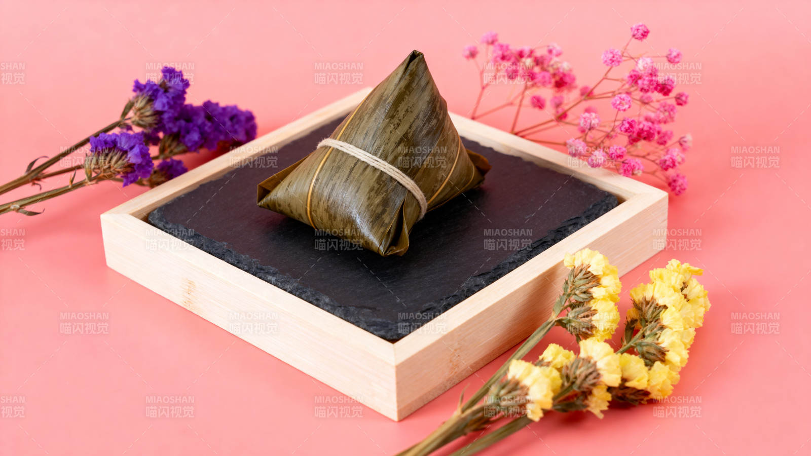 端午节粽子与花卉摆设图片