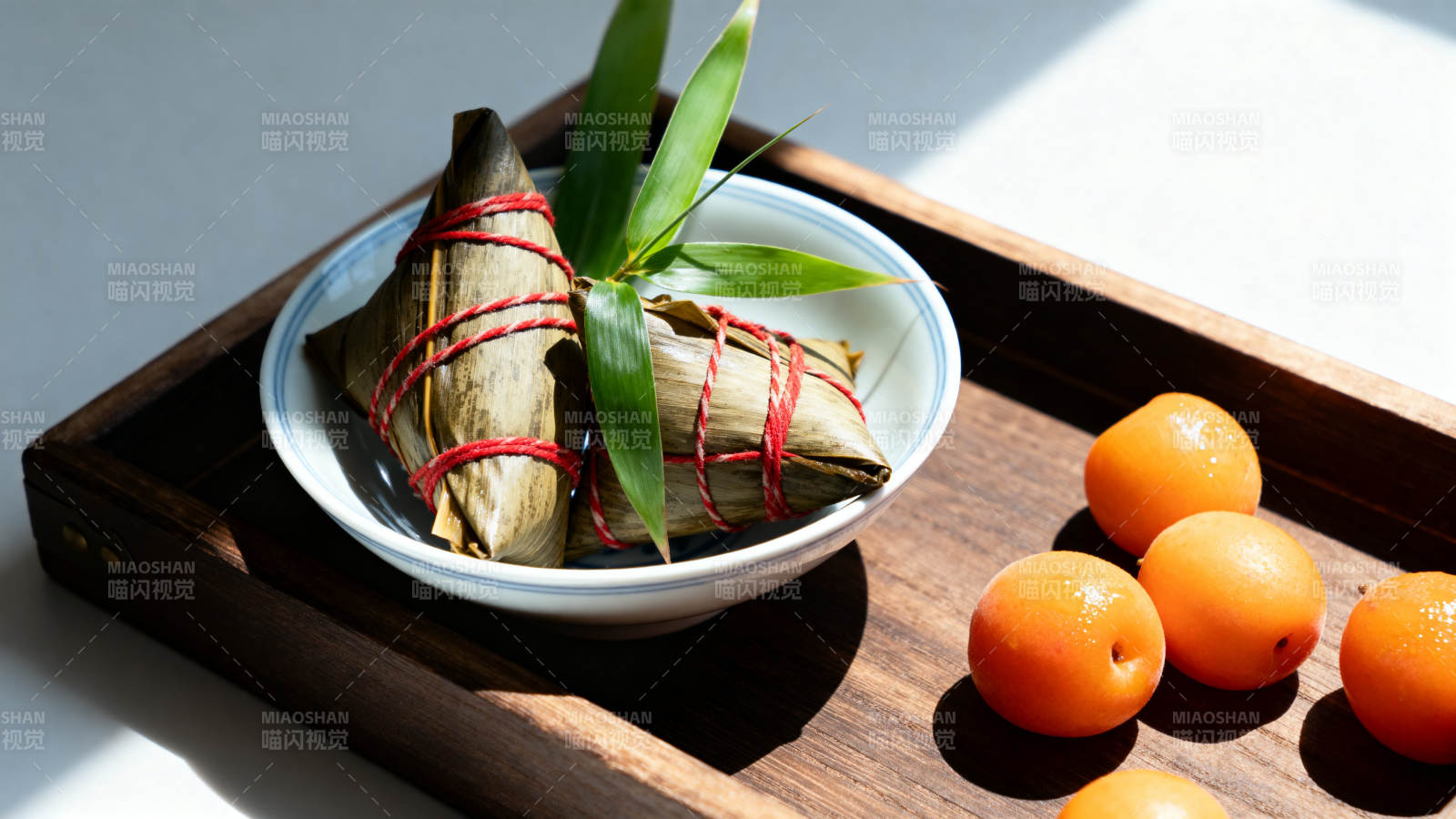 端午节粽子与水果摆盘图片