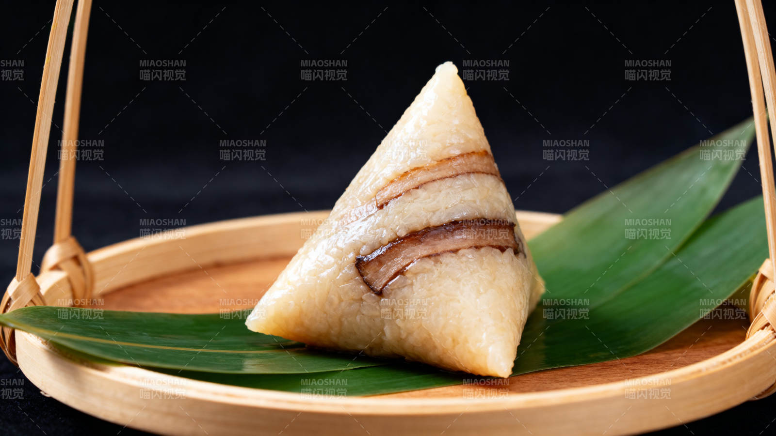 传统美味肉粽特写图片