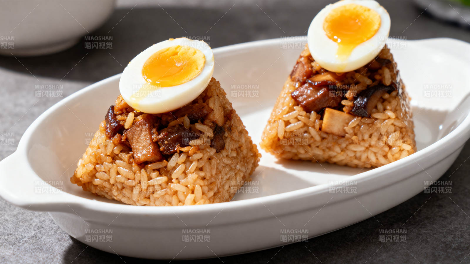 卤肉饭团配温泉蛋图片