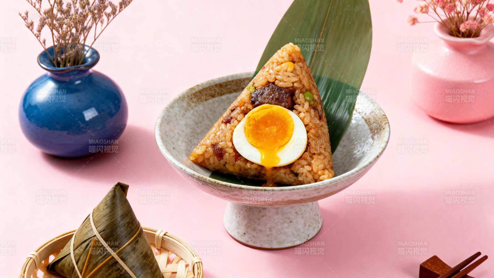 端午节咸蛋黄肉粽特写图片