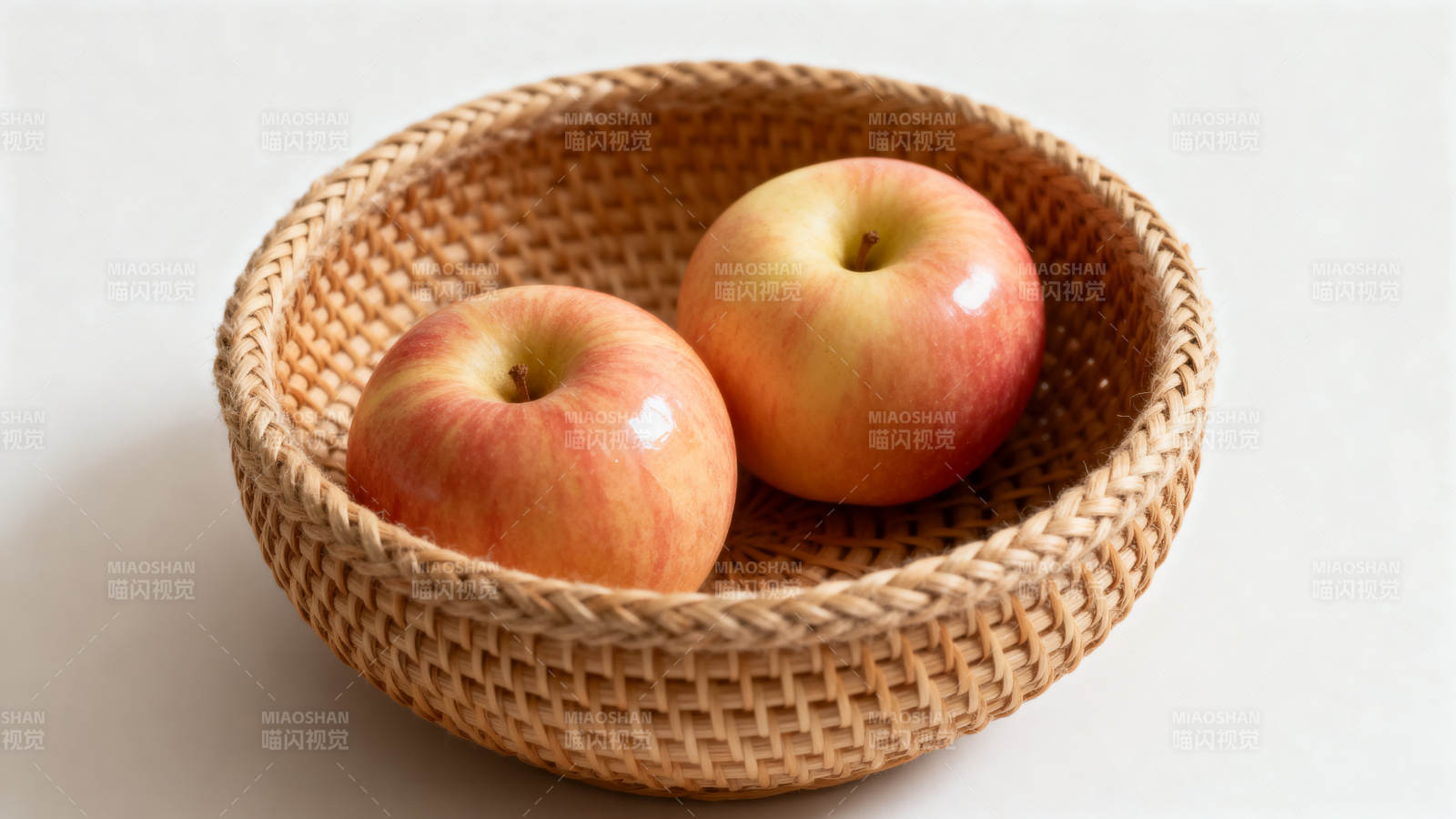 两个苹果在篮子里图片