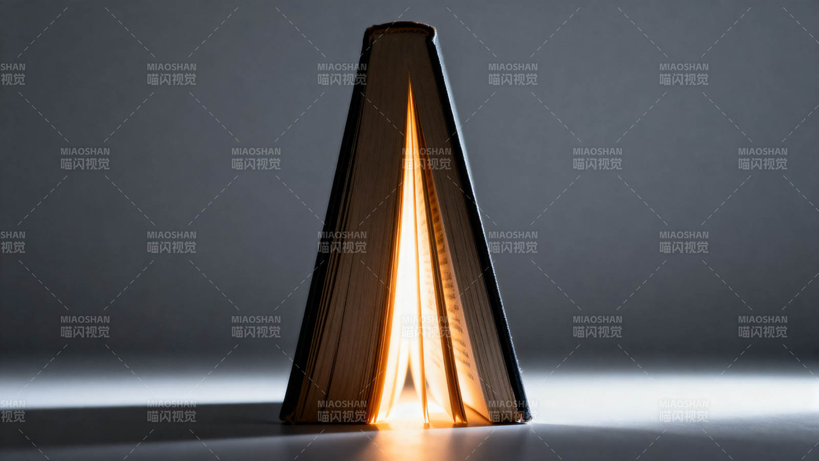 书本中的光艺术感图片